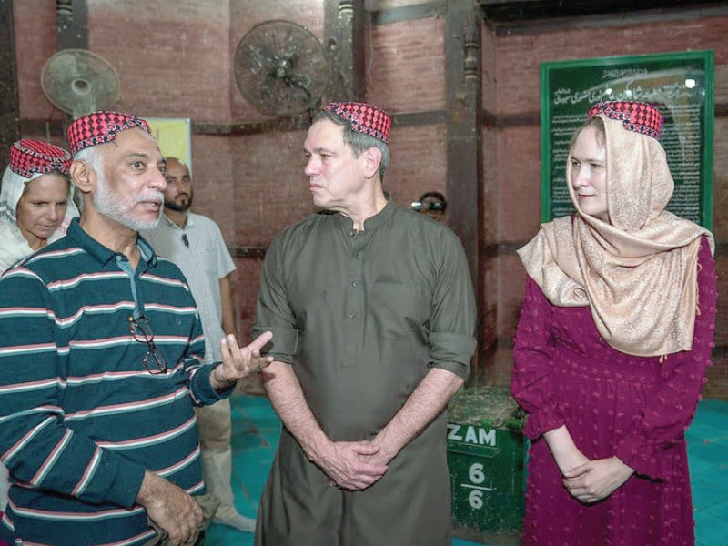 the visiting us diplomats discuss the preservation projects photo express