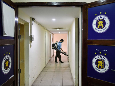 us sports leagues restrict locker room access