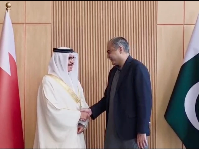 bahrain s interior minister lieutenant general rashid bin abdullah al khalifa visited the anti narcotics force anf headquarters