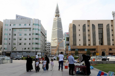saudi arabia closes malls restaurants cafes and parks over coronavirus saudi arabia closes malls restaurants cafes and parks over coronavirus