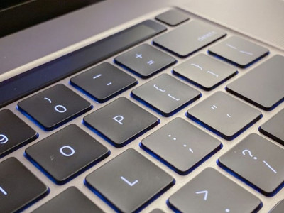 apple brings back scissor keyboards in latest macbook air