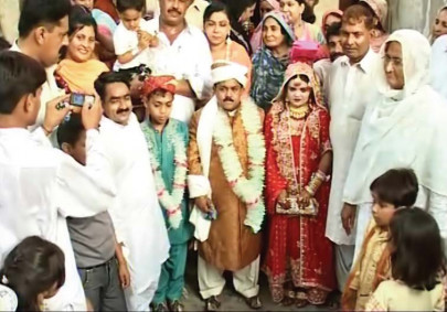 small favours dwarf couple tie the knot in faisalabad