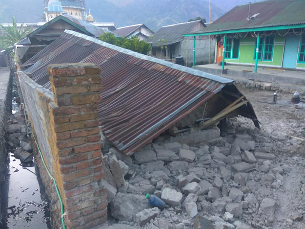 Debris is seen following an earthquake in Lombok, Indonesia. PHOTO:REUTERS