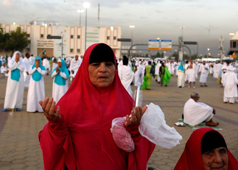 Pilgrims praying on their way PHOTO: Reuters