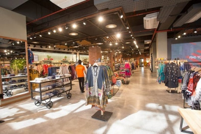 pakistan s retail stores go online everything is on sale