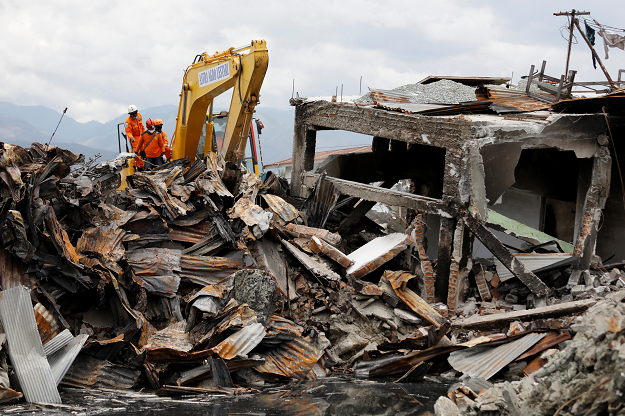  Search teams look for victims in the earthquake. PHOTO: REUTERS