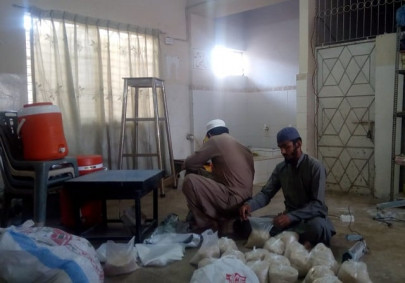 karachi s rich unstring their purses for those hit by covid 19 lockdown karachi s rich unstring their purses for those hit by covid 19 lockdown