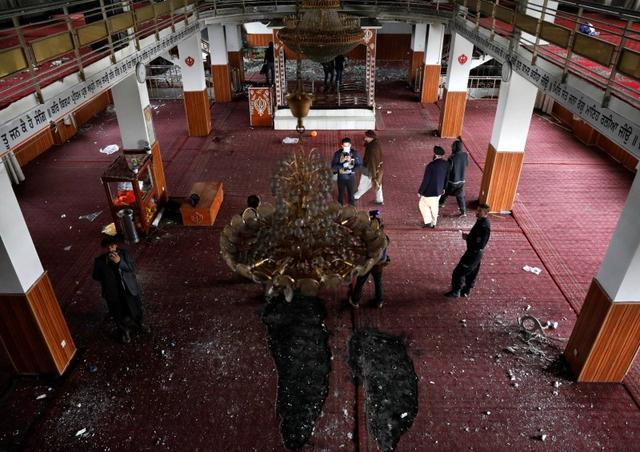 men walk inside the sikh religious complex after an attack in kabul afghanistan march 25 2020 photo reuters men walk inside the sikh religious complex after an attack in kabul afghanistan march 25 2020 photo reuters