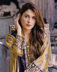 ayeza khan wants you to help street animals ayeza khan wants you to help street animals