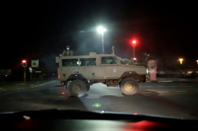 south africa begins unprecedented military patrolled lockdown south africa begins unprecedented military patrolled lockdown