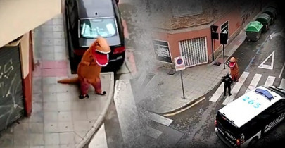 watch man in t rex costume walks the streets amid covid 19 lockdown watch man in t rex costume walks the streets amid covid 19 lockdown