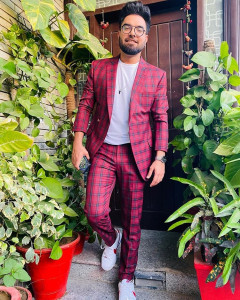 yasir hussain posts funny video calling out celebrities publicising social work yasir hussain posts funny video calling out celebrities publicising social work