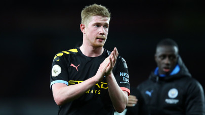 manchester city s de bruyne vows to play two extra years after virus lockdown
