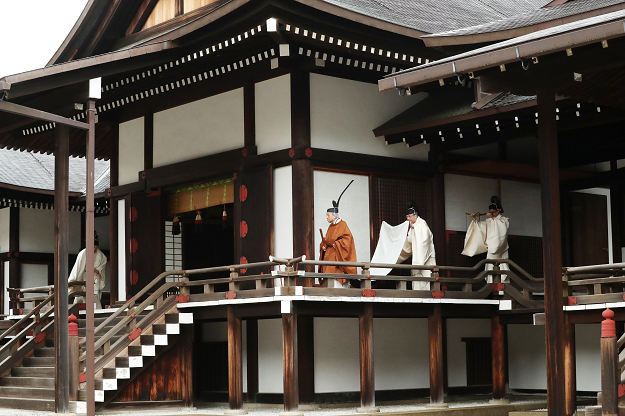 Japan s Emperor Akihito walks to the Kashikodokoro imperial sanctuary inside the Imperial Palace to attend a ritual to report the conduct of his abdication ceremony. PHOTO: AFP