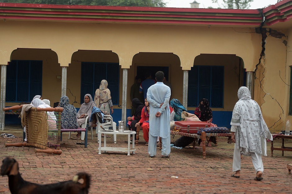 Rescue workers battled on September 25 to reach people affected by a shallow earthquake that rocked northeast Pakistan a day earlier, killing at least 22 people and injuring hundreds more as it tore roads apart and felled buildings. PHOTO: AFP