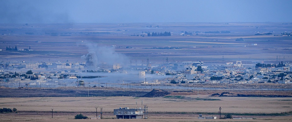  Turkish side of the border at Ceylanpinar district in Sanliurfa shows smoke rising from the Syrian town of Ras al-Ain. PHOTO: AFP