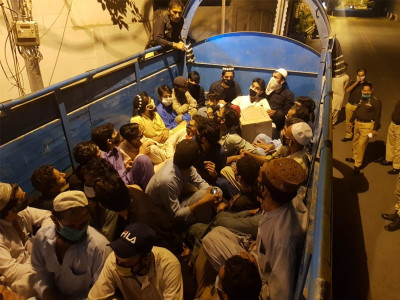 five arrested for violating transportation ban in karachi five arrested for violating transportation ban in karachi