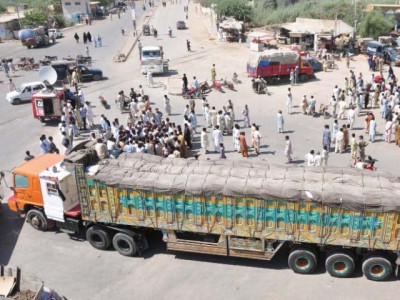 mob loots truck carrying ration bags in hyderabad mob loots truck carrying ration bags in hyderabad