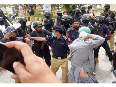 cops clash with protesting doctors in quetta cops clash with protesting doctors in quetta