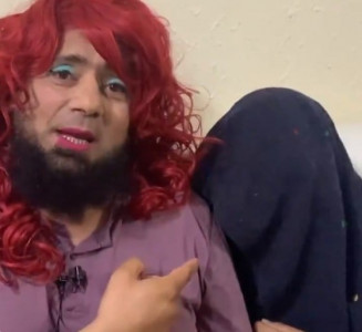 saqlain mushtaq s adorable video with daughter is winning hearts saqlain mushtaq s adorable video with daughter is winning hearts