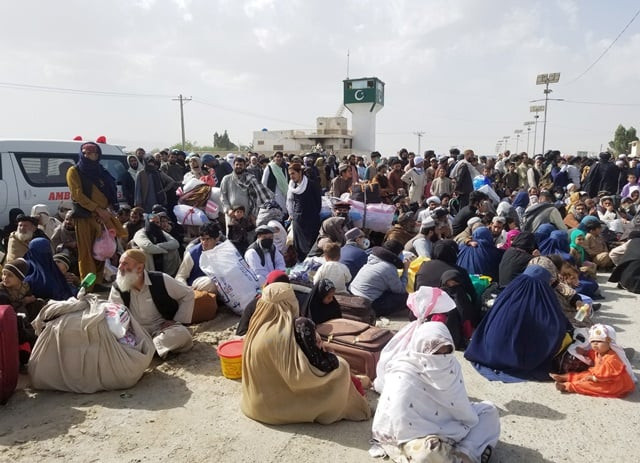 people gather as they are waiting to cross after according to the media pakistan opens its border with afghanistan that was closed in preventive measure following an outbreak of coronavirus disease covid 19 at the friendship gate crossing point at the pakistan afghanistan border town of chaman pakistan april 6 2020 rreuters people gather as they are waiting to cross after according to the media pakistan opens its border with afghanistan that was closed in preventive measure following an outbreak of coronavirus disease covid 19 at the friendship gate crossing point at the pakistan afghanistan border town of chaman pakistan april 6 2020 rreuters