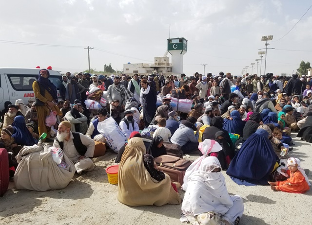 people gather as they are waiting to cross after according to the media pakistan opens its border with afghanistan that was closed in preventive measure following an outbreak of coronavirus disease covid 19 at the friendship gate crossing point at the pakistan afghanistan border town of chaman pakistan april 6 2020 rreuters