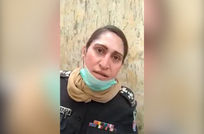 mob attacks police official after being asked to pray at home in karachi mob attacks police official after being asked to pray at home in karachi