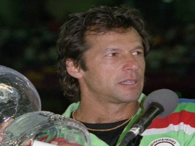 Pakistan's captain Imran Khan holds the 1992 World Cup Trophy during the victory presentation at the Melbourne Cricket Ground 25 March 1992. Pakistan defeated England in the 50th over by 22 runs to win the final of the World Cup competition. / AFP PHOTO / STEPHEN DUPONT