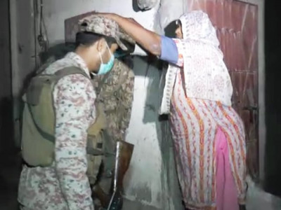 army soldiers rangers distribute ration bags among karachi s destitute army soldiers rangers distribute ration bags among karachi s destitute