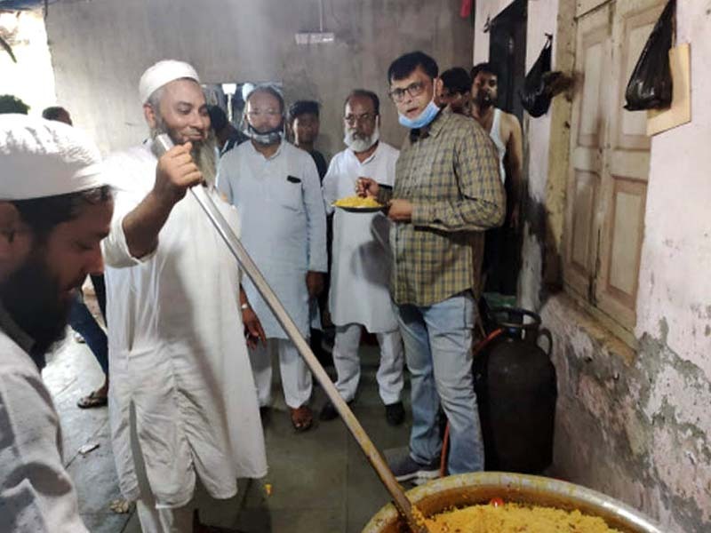 the administration of the mosque ensures social distancing while preparing the meals in a hygienic way photo toi