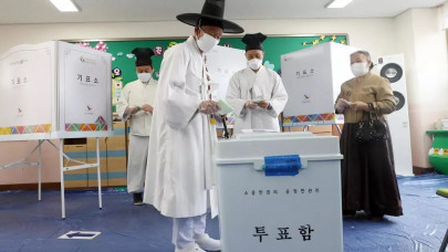 south koreans head to polls despite global pandemic south koreans head to polls despite global pandemic