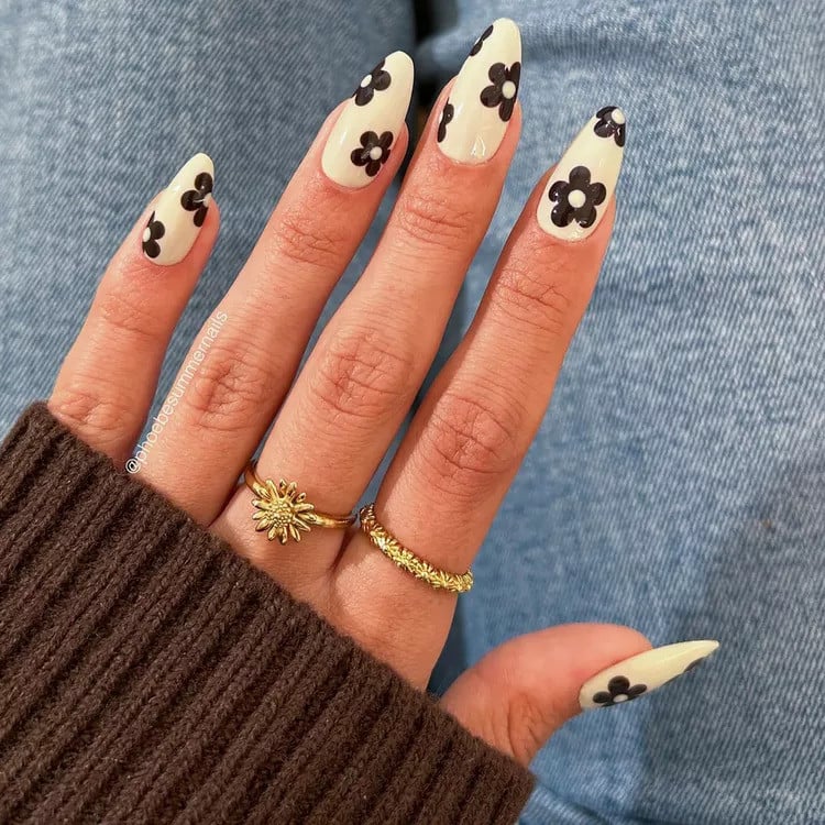 Instagram/ @phoebesummernails