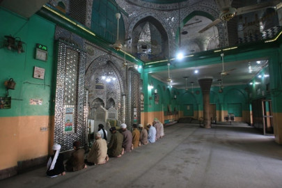 worshippers defy virus fear govt ban worshippers defy virus fear govt ban