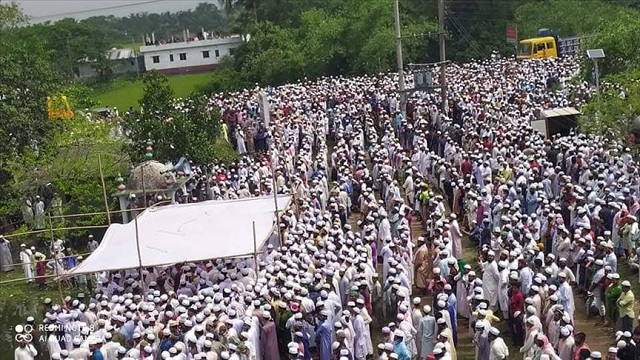 bangladesh shuts down villages after tens of thousands attend cleric s funeral