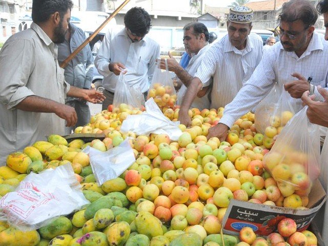 people rush to buy ramazan supplies