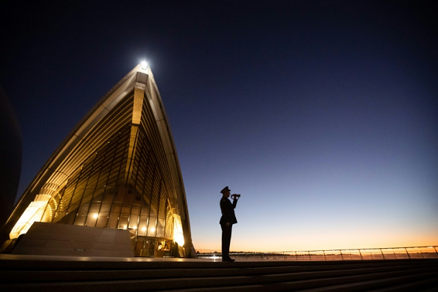 a lone bugler plays quot the last post quot on the steps of the sydney opera house as australia marked anzac day amid coronavirus shutdowns photo afp