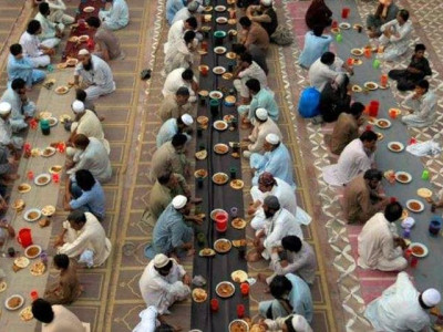sikhs arrange iftar for fasting muslims sikhs arrange iftar for fasting muslims