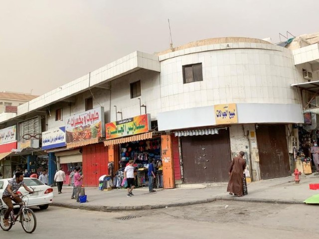 shops and open air markets are seen packed with people at southern batha market after the saudi government eased a curfew and allowed stores to open following the outbreak of the coronavirus disease covid 19 in riyadh saudi arabia photo reuters