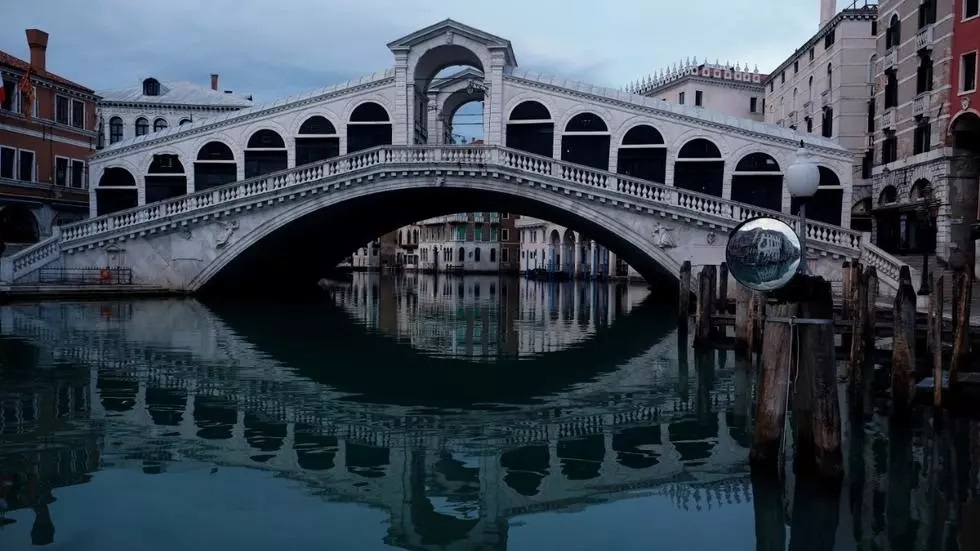 general view of rialto bridge and the empty grand canal as the spread of the coronavirus disease covid 19 continues in venice italy photo reuters