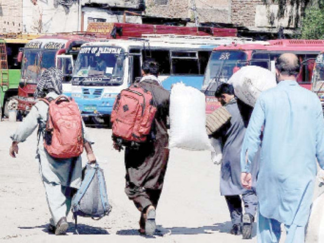 homeward bound people look for transport during lockdown in rawalpindi photo nni homeward bound people look for transport during lockdown in rawalpindi photo nni
