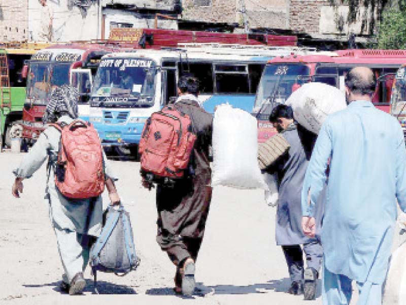 homeward bound people look for transport during lockdown in rawalpindi photo nni