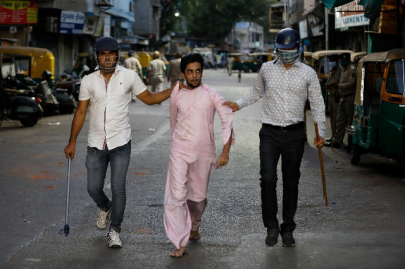 police clash with crowds in indian city after stricter lockdown police clash with crowds in indian city after stricter lockdown