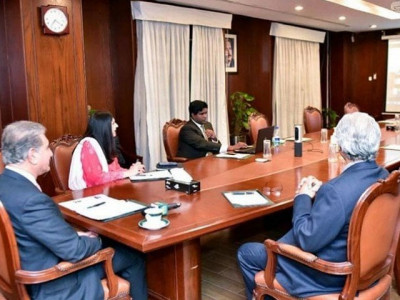 fm discusses covid 19 with foreign intellectuals fm discusses covid 19 with foreign intellectuals