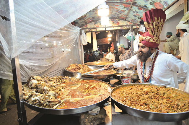 hundreds throng kartarpura food street for sehri hundreds throng kartarpura food street for sehri
