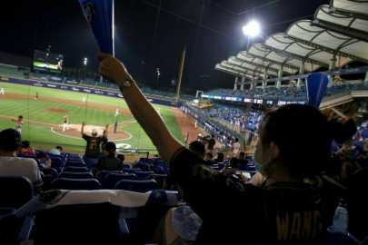 taiwan baseball fans return to stands taiwan baseball fans return to stands