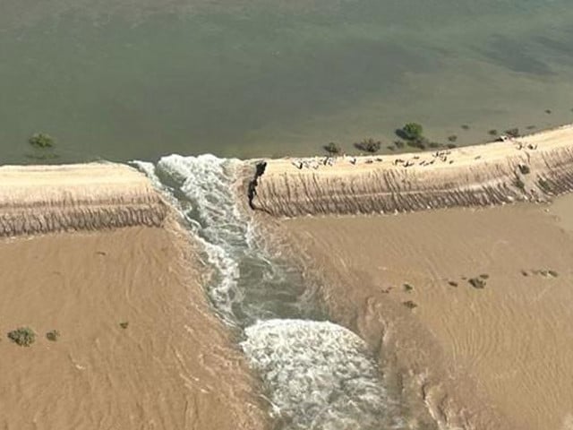 Manchar Lake dries up 