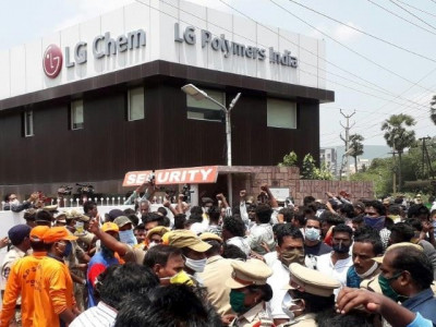 indian protesters carry dead bodies into gas leak plant indian protesters carry dead bodies into gas leak plant