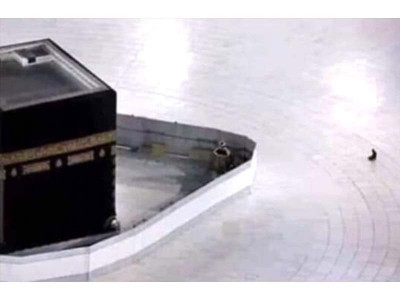 fact check viral photo of cleaner praying inside khana kaaba fact check viral photo of cleaner praying inside khana kaaba