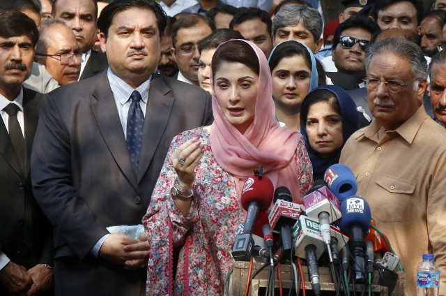 pml n vice president maryam nawaz talking to media personnel photo online pml n vice president maryam nawaz talking to media personnel photo online