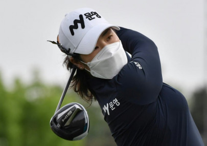 facemasks silence and social distancing as pro golf resumes in s korea facemasks silence and social distancing as pro golf resumes in s korea